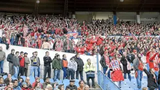 Centenares de seguidores del Sporting, como volverá a suceder hoy, animaron a su equipo en La Romareda la pasada Liga.