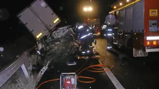 Los bomberos tuvieron que emplearse a fondo para poder excarcelar el cuerpo del coche en la N-II, que quedó destrozado.