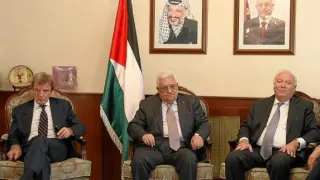 Kouchner (i) y Moratinos se entrevistaron ayer con Mahmud Abás en Amán (Jordania).