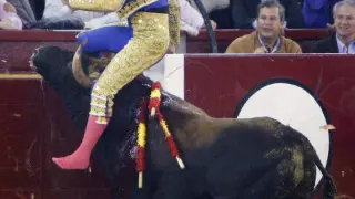 El diestro Francisco Rivera Ordóñez "Paquirri", sufre una cogida por su segundo toro a la salida de un par de banderilla