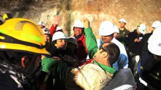 - El segundo minero en ser rescatado, Mario Sepúlveda, es evacuado en una camilla.