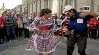 Alicia Caballería junto a uno de los mineros de 'atrezzo', que ayer ofrecieron sus bailes folclóricos a la Virgen del Pilar.