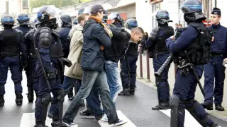 Joven manifestante detenido por policías franceses en Lille