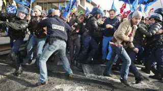 Luchas en la calle entre la policía y los manifestantes