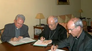 Alfonso Milián, a la derecha, durante la firma del acuerdo de 2008 con Lérida y el entonces nuncio.