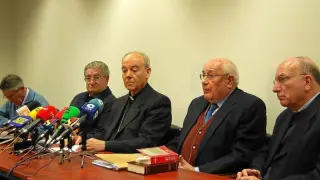 El obispo Alfonso Milián, en el centro, compareció con sus principales colaboradoradores.
