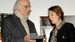 Cécile Maistre, hija de Chabrol, recibe una Espiga de Honor póstuma de manos de Carlos Saura.
