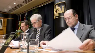 El presidente del Consejo de Administración de CAI, Juan María Pemán (c); el director general, Luis Miguel Carrasco (i); y el director general adjunto, Juan Antonio García Toledo (d)