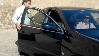 Ferrer entra en su coche tras su reunión con la letrada de las Cortes.
