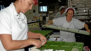 Dos trabajadoras en el proceso de elaboración de farinosos.