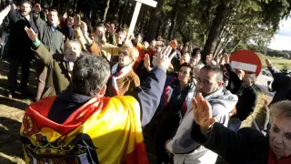 Partidarios de Franco le risnden homenaje ante el Valle de los Caídos
