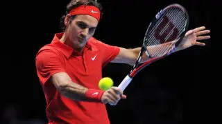 El suizo Roger Federer, durante el partido contra David Ferrer en el O2 Arena de Londres.