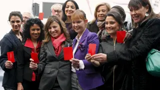 La ministra de Sanidad, Leire Pajín, saca tarjeta roja al maltrato junto a otras políticas y artistas.