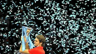 Roger Federer levanta el trofeo que le acredita como campeón de la Copa Masters.