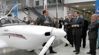 Iglesias, Larraz y Coello, en la presentación de la primera avioneta fabricada en Villanueva, en 2007.