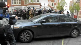 Un coche en el que viaja el fundador de Wikileaks llega al Juzgado de Primera Instancia de Westminster, ayer en Londres.