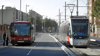 Un autobús junto al tranvía