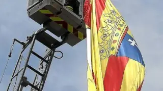 Colocación de una bandera en la plaza de Aragón de Zaragoza.