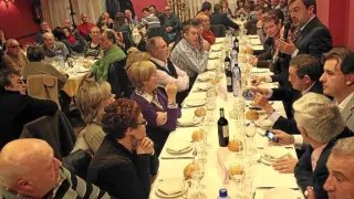 Miguel Ferrer se dirige a los ex militantes del PAR asistentes a la cena celebrada en Utrillas.