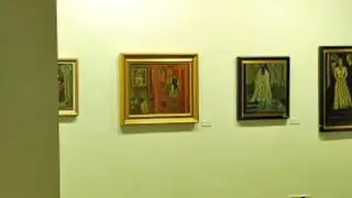 Varias pinturas de Julieta, en una exposición.