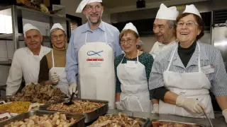Mariano Rajoy junto a algunos voluntarios del centro.