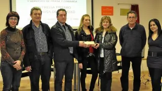 Manolita Labrador recibió ayer de manos del presidente de la asociación el primer talón del premio.