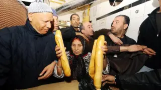 Después de días de violentas protestas, los tunecinos volvían ayer al mercado para poder comprar pan y otros alimentos.