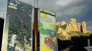 Cartel de la ruta geológica transfronteriza -entre las regiones de Aspe y el Alto Aragón- a su paso por los Mallos de Riglos.