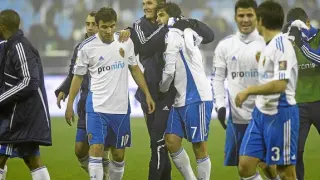 Los jugadores del Real Zaragoza se felicitan tras ganar