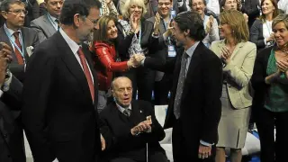 Rajoy, Fraga, Aznar, De Cospedal y Mato, en el inicio de la Convención Nacional del PP en Sevilla.