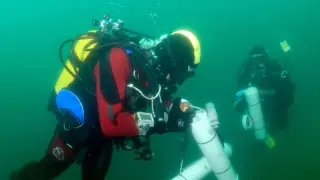 Dos investigadores toman muestras dentro de los lagos