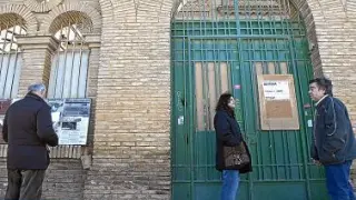 Vecinos de Torrero esperan que los okupas abran la cárcel.