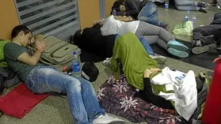 Los jóvenes durmieron la primera noche en el aeropuerto.