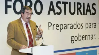 Álvarez Cascos suscribe su adhesión al Foro Asturias