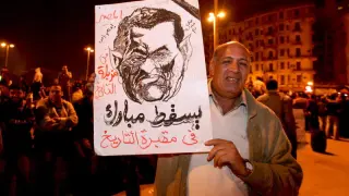 Un hombre muestra un retrato del presidente egicpio, Hosni Mubarak, durante una protesta en El Cairo