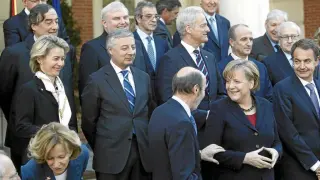 Rubalcaba bromea con Merkel durante el posado para la foto de familia de ambos Gobiernos y líderes empresariales y sindicales.