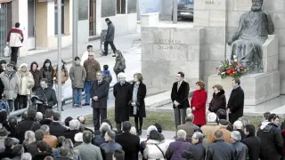 Numeroso público y autoridades asistieron al homenaje ante la estatua dedicada a Costa en Graus.