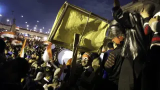 Las celebraciones por la caída de Mubarak se han prolongado toda la noche en Egipto