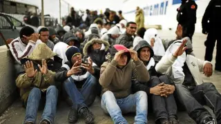 Inmigrantes tunecinos a su llegada a la isla italiana de Lampedusa.