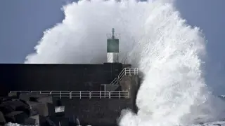 Una ola rompre en La Coruña