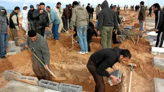 Los ciudadanos libios preparan entierros masivos