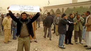 Un grupo de manifestantes durante una concentración contra el gobierno de Gadafi, en la ciudad porturaria de Tobruk, al noroeste de Libia.