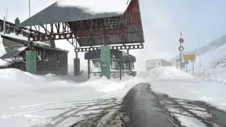 Un gran montón de nieve impedía el paso en la frontera de Portalet