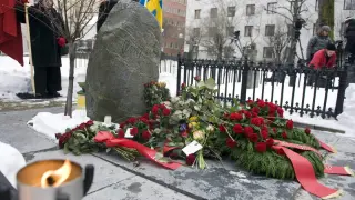Ofrenda floral en la tumba del primer ministro sueco en el 25 aniversario de su asesinato