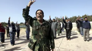 Un soldado libio pasado a la oposición dirige la instrucción de civiles en Bengasi.