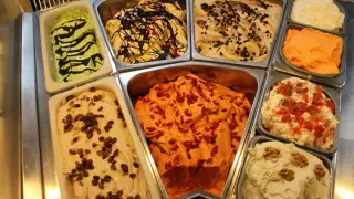 Surtido de helados en la zaragozana heladería Tortosa, en la calle don Jaime.