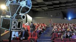 La sala del cine Palafox se llenó de padres, deseosos de conocer los entresijos del cineclub.