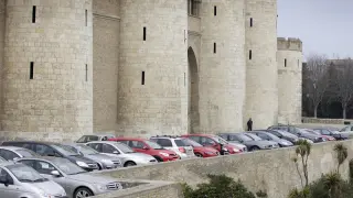 Coches aparcados delante de la Aljafería un día de pleno