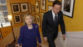 Hillary Clinton junto al premier británico David Cameron