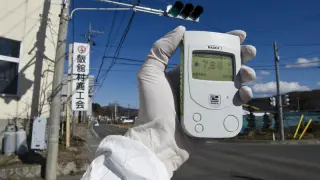 Un miembro de Greenpeace mide la radiación en Fukushima
